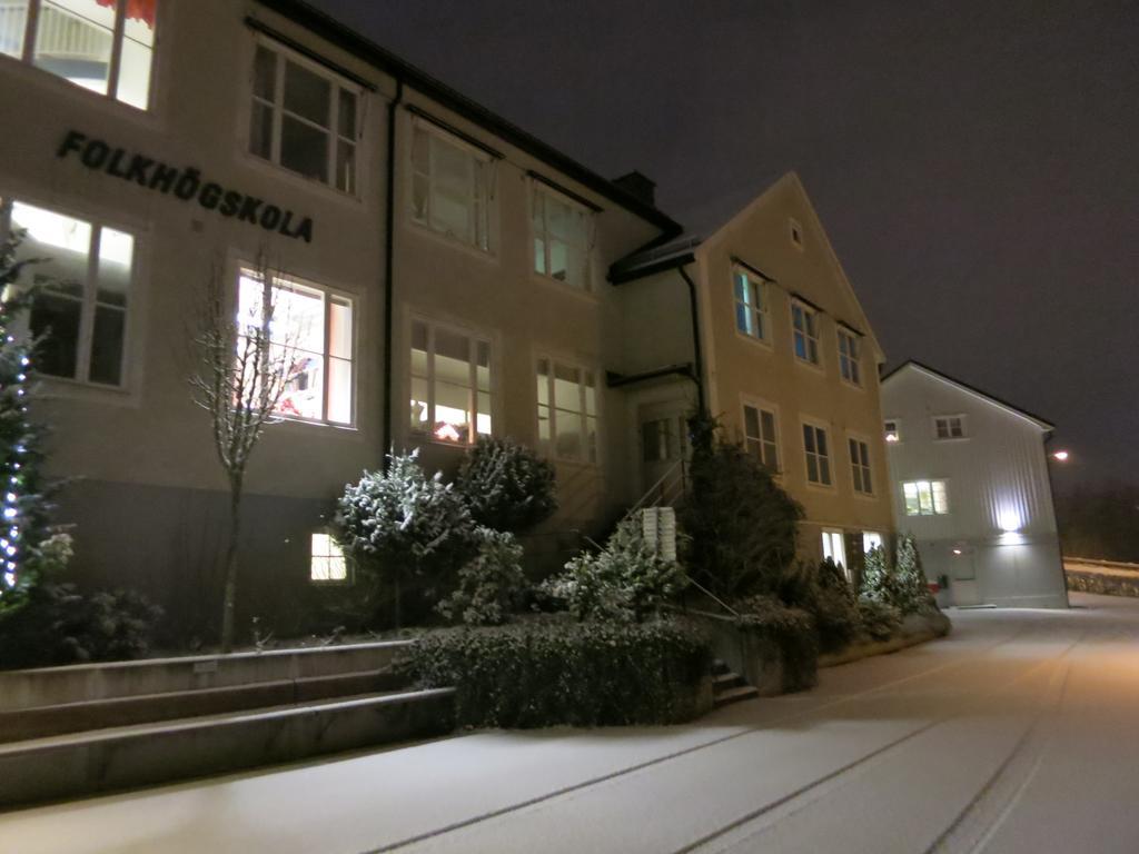 Vaernamo Folkhoegskolas Vandrarhem Esterno foto