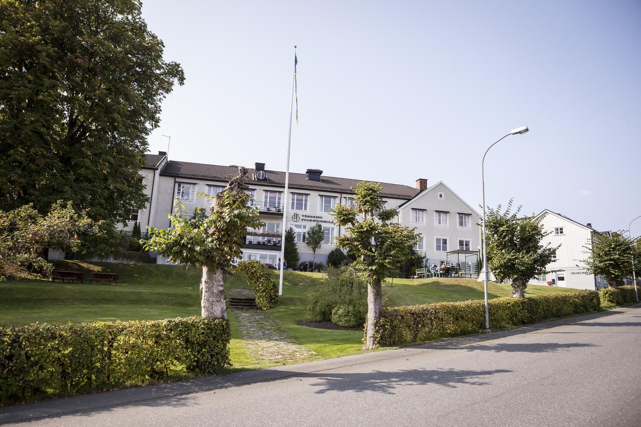 Vaernamo Folkhoegskolas Vandrarhem Esterno foto